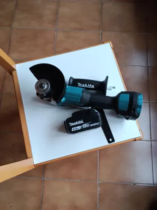 Amoladora Makita DGA504 con Batería 18V