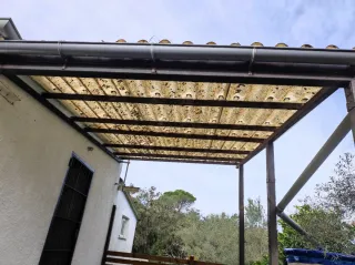Pérgola de madera y metal