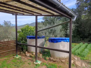 Pérgola de madera y metal
