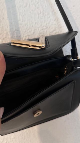 Bolso negro solapa adorno dorado