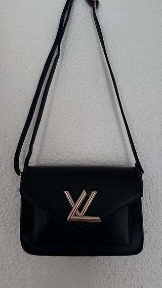 Bolso negro solapa adorno dorado