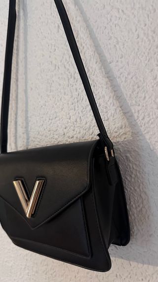 Bolso negro solapa adorno dorado