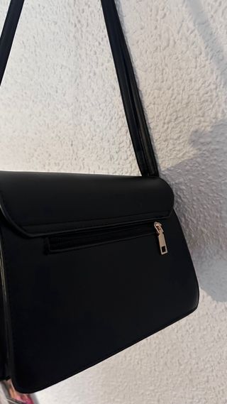 Bolso negro solapa adorno dorado