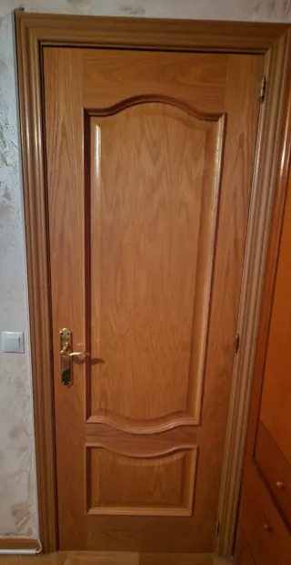 Puerta interior madera abatible