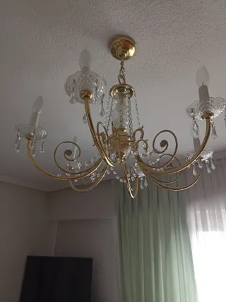 Lámpara de araña dorada con cristales