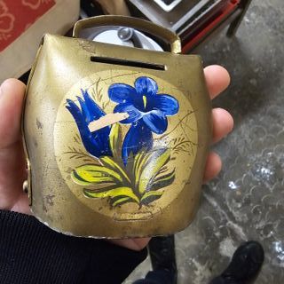 Salvadanaio in ottone con fiore blu