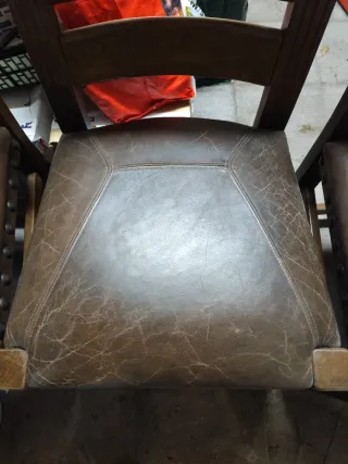 Sedie rustiche in legno e pelle