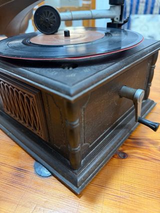 Gramófono antiguo de madera