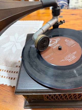 Gramófono antiguo de madera