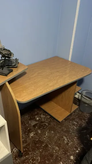 Mesa de ordenador de madera y metal