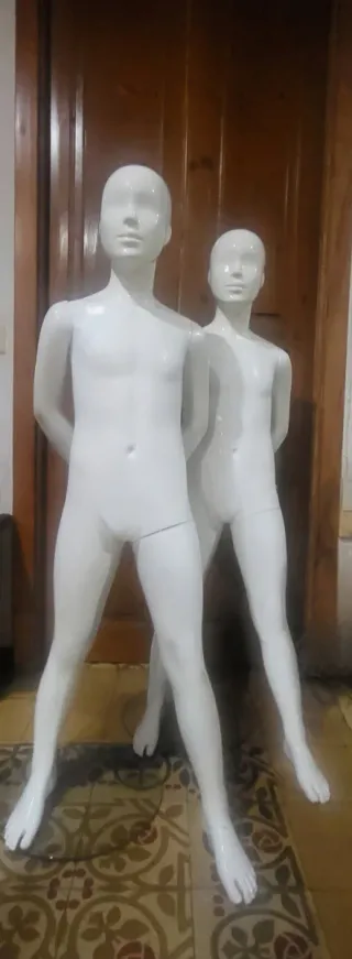Maniquíes infantiles con base