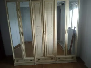 Armario grande beige y dorado con espejos