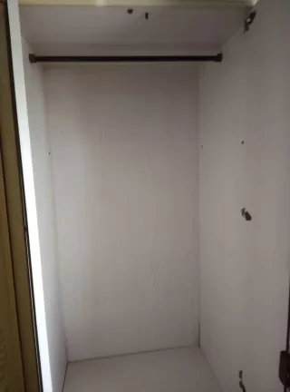 Armario grande beige y dorado con espejos