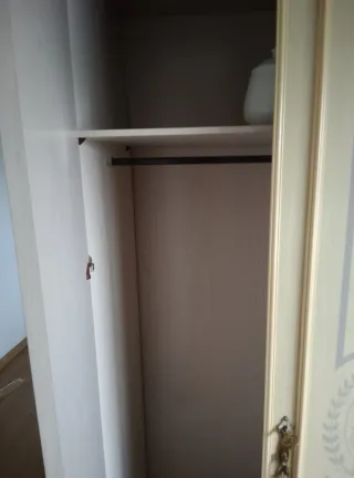 Armario grande beige y dorado con espejos