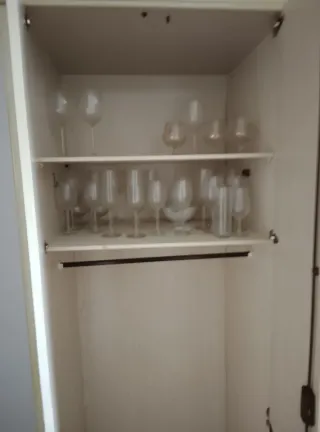 Armario grande beige y dorado con espejos