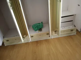 Armario grande beige y dorado con espejos