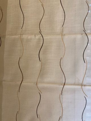 Estor beige con diseño ondulado