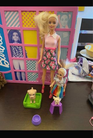 Barbie con cuccioli e accessori