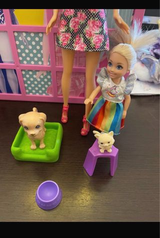 Barbie con cuccioli e accessori