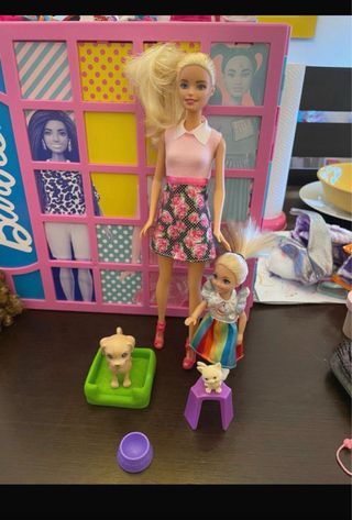 Barbie con cuccioli e accessori