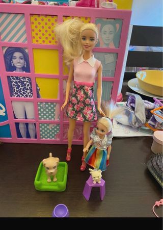 Barbie con cuccioli e accessori