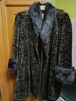 Abrigo de pelo marrón y negro