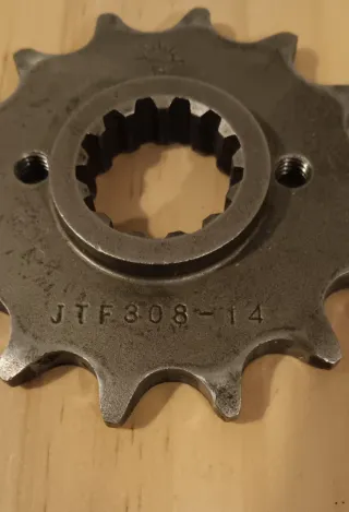 Cuatro piñones JT Honda y Voge