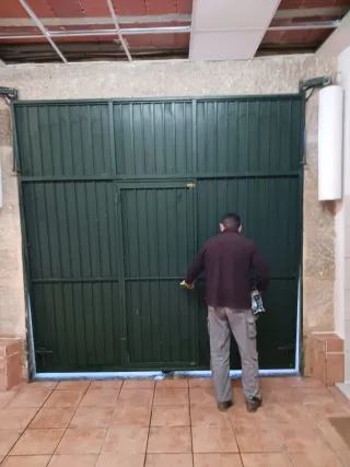 Portón galvanizado con puerta peatonal