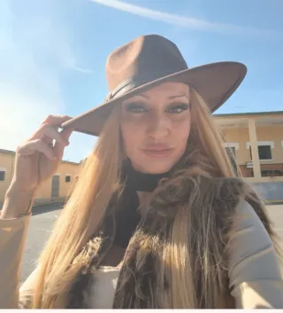 Sombrero de ala ancha marrón