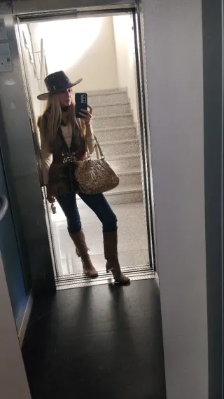 Sombrero de ala ancha marrón