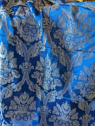 Tela brocada azul y dorada para traje regional