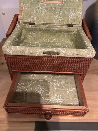 Costurero de mimbre con cajón y tapa