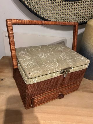 Costurero de mimbre con cajón y tapa