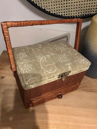 Costurero de mimbre con cajón y tapa