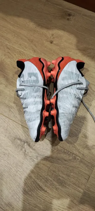 Botas de fútbol Puma King niño gris/rojo