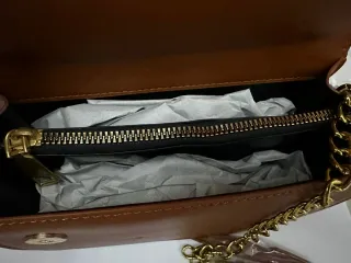 Bolso Pinko Marrón con Cadena Dorada