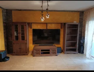 Mueble de salón madera con estanterías