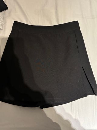 Mini falda pantalon negra con abertura