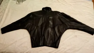 Cazadora negra de cuero auténtico de mujer