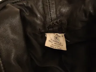 Cazadora negra de cuero auténtico de mujer