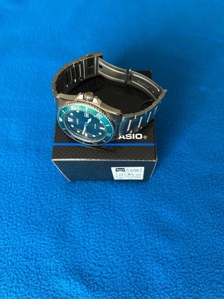 Reloj Casio de esfera negra y brazalete de acero