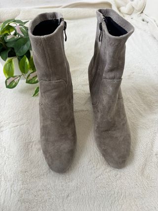 Botines grises con tacón joya