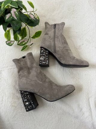 Botines grises con tacón joya