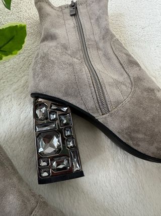 Botines grises con tacón joya