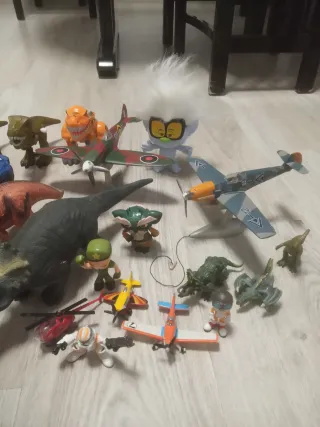 Lote de juguetes: dinosaurios, aviones y más