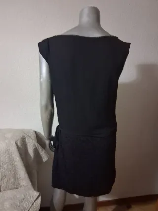Vestido negro corte a la cadera falda brocado