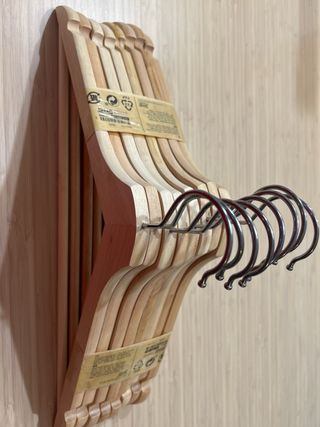 Perchas madera BUMERANG IKEA