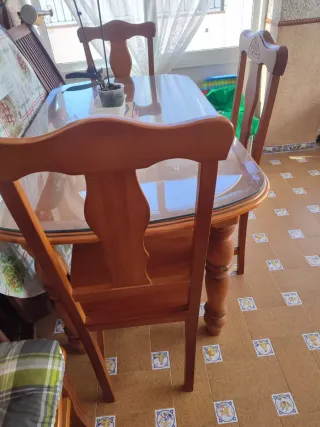Mesa comedor de madera + 4 sillas y crital