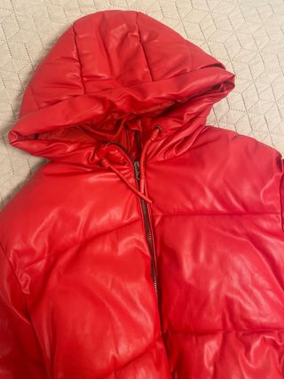 Abrigo Bershka efecto piel con capucha talla M