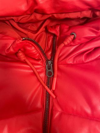 Abrigo Bershka efecto piel con capucha talla M